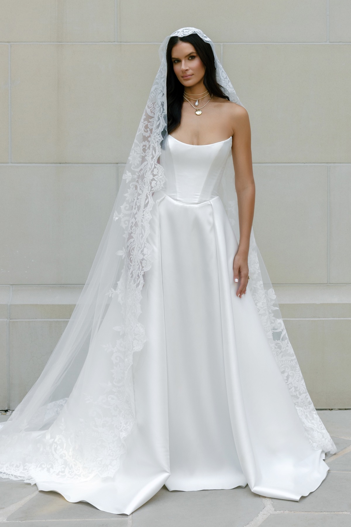 Rothenburg Lace Veil 16942 | Bridal Accessories | Locket