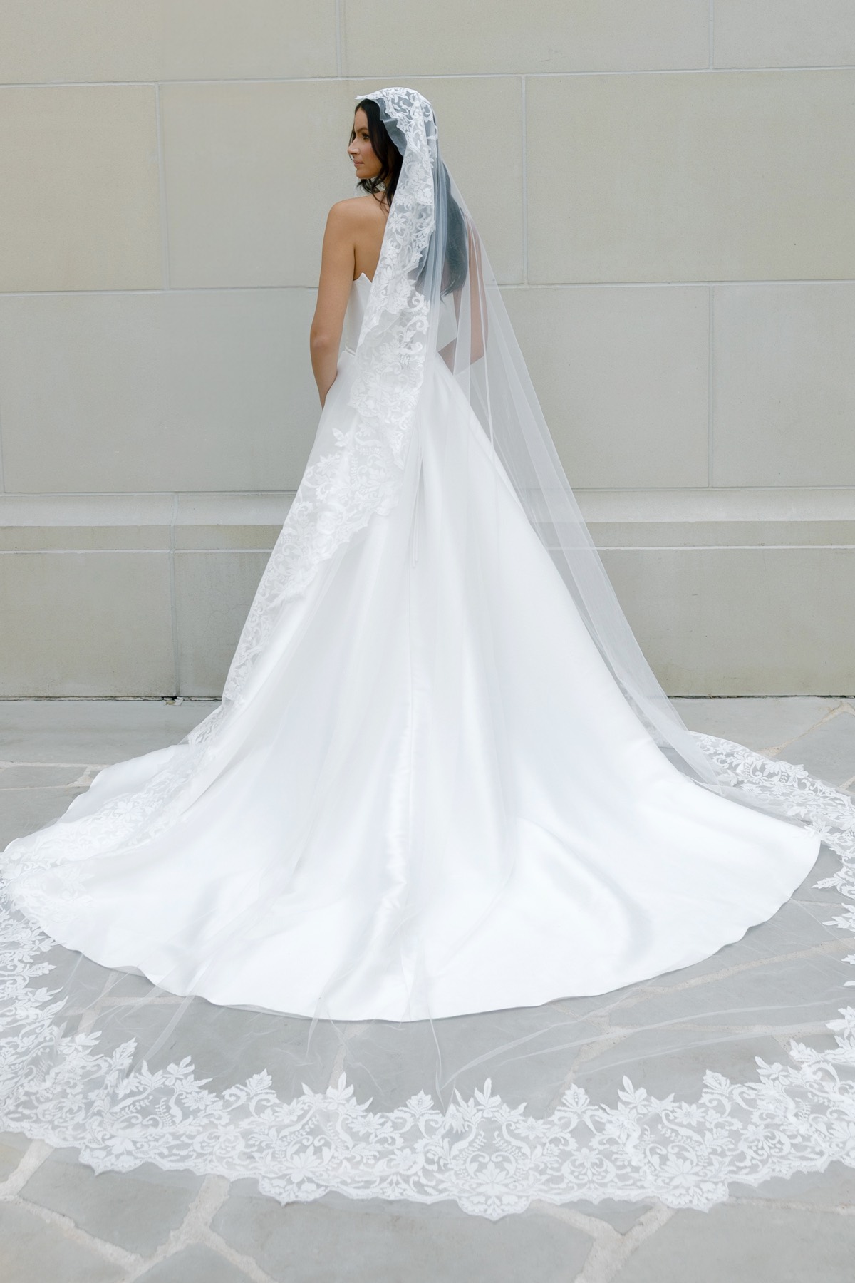 Rothenburg Lace Veil 16942 | Bridal Accessories | Locket