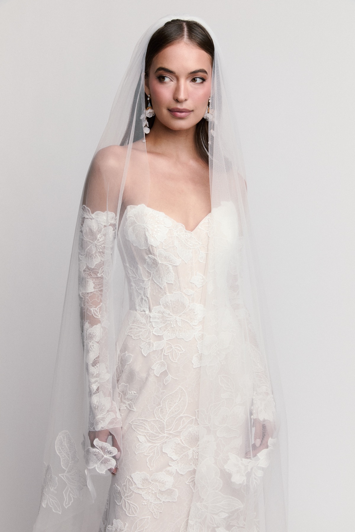 Tabby Veil 17907 | Bridal Accessories | Locket