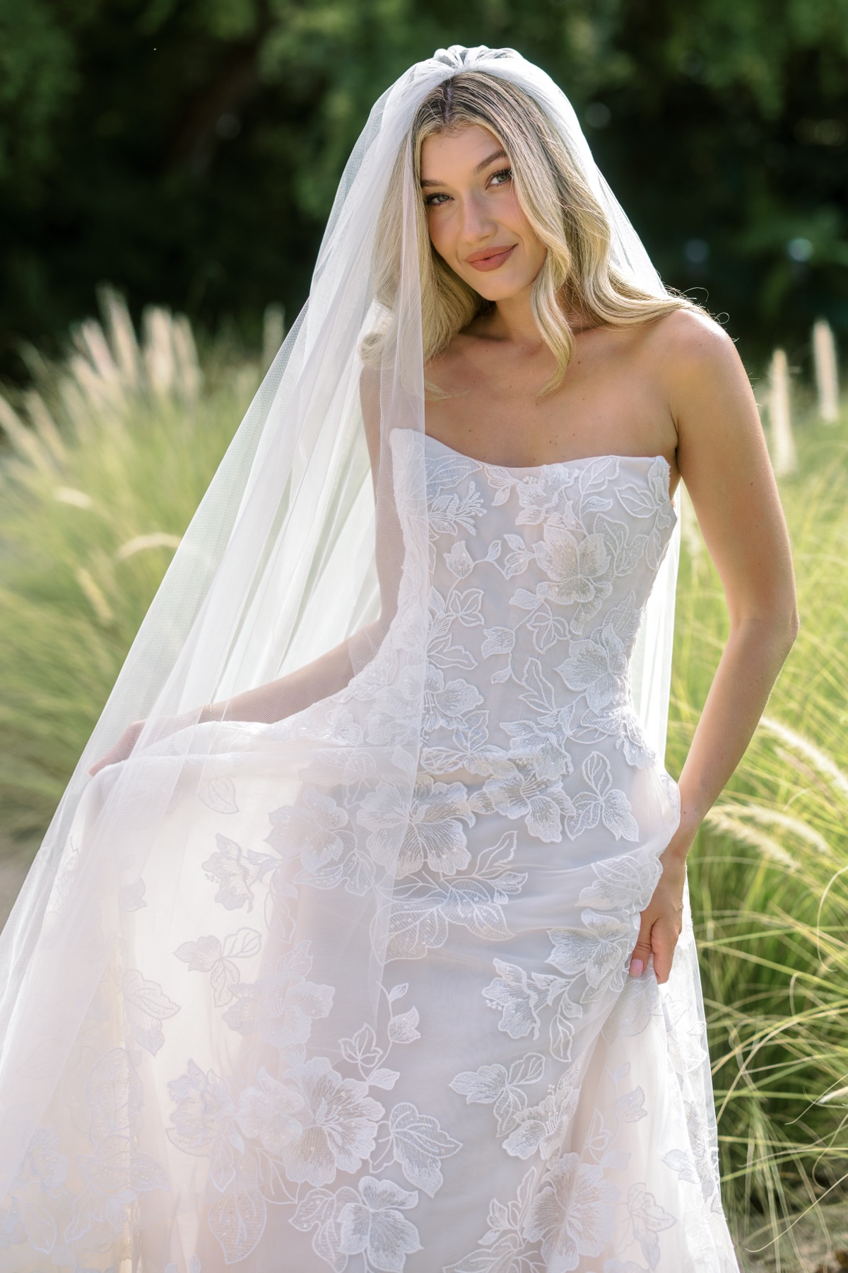Tabby Veil 17907 | Bridal Accessories | Locket