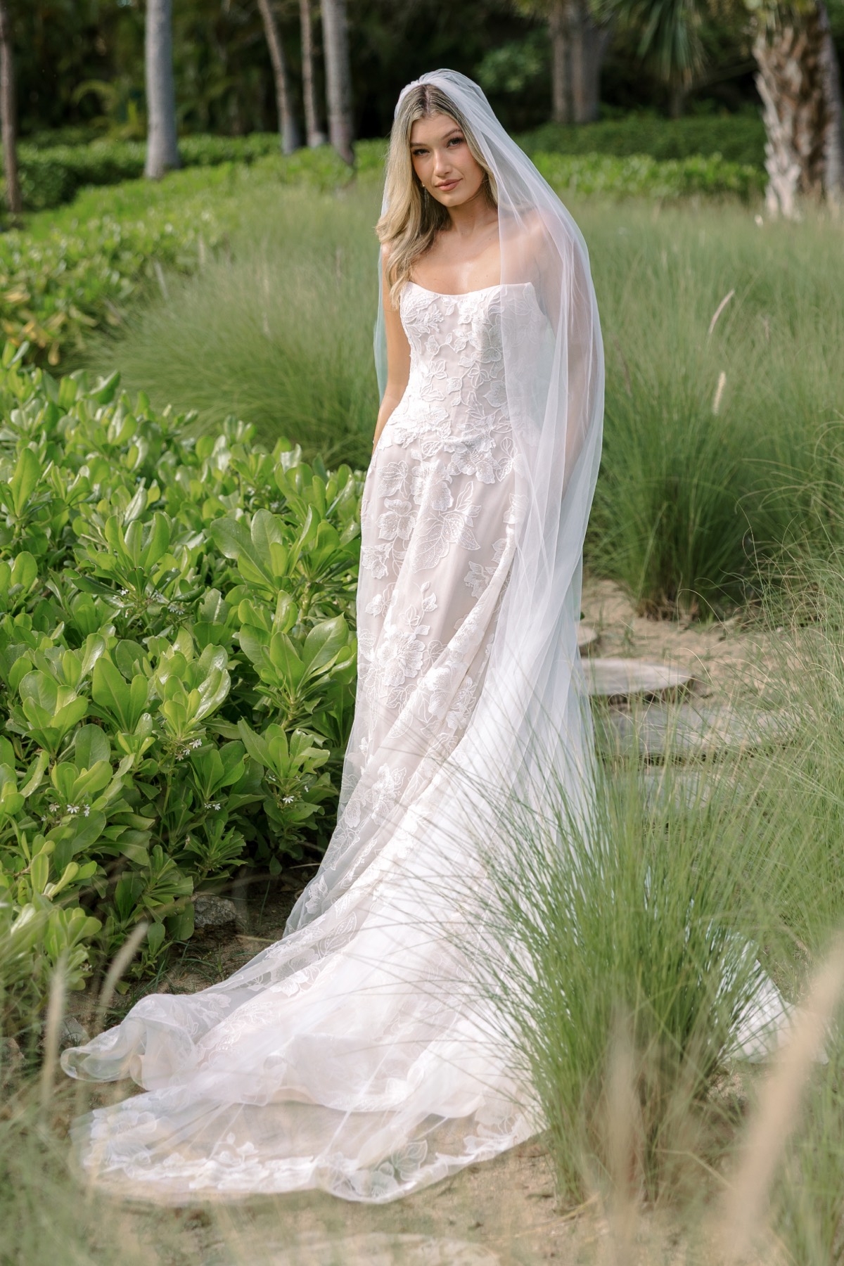 Tabby Veil 17907 | Bridal Accessories | Locket
