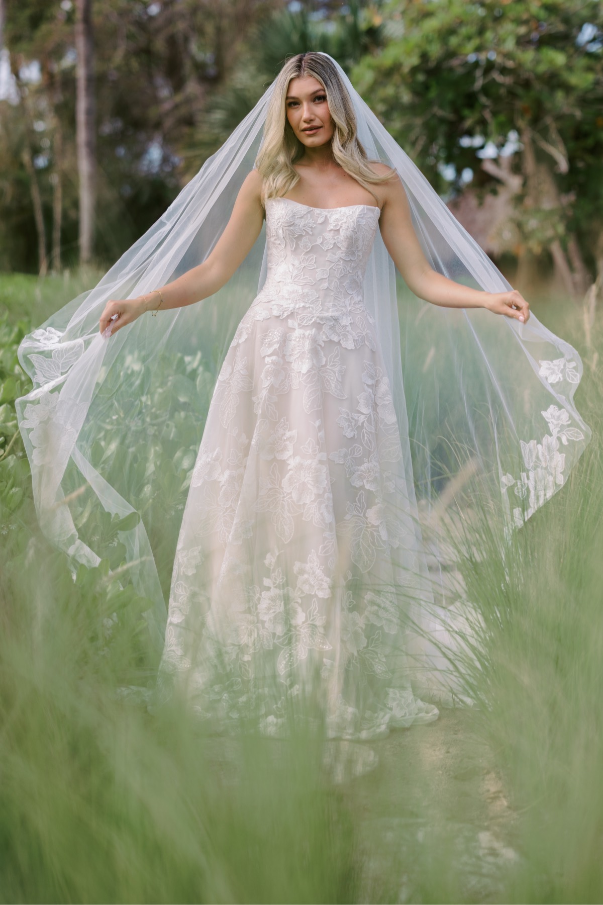 Tabby Veil 17907 | Bridal Accessories | Locket