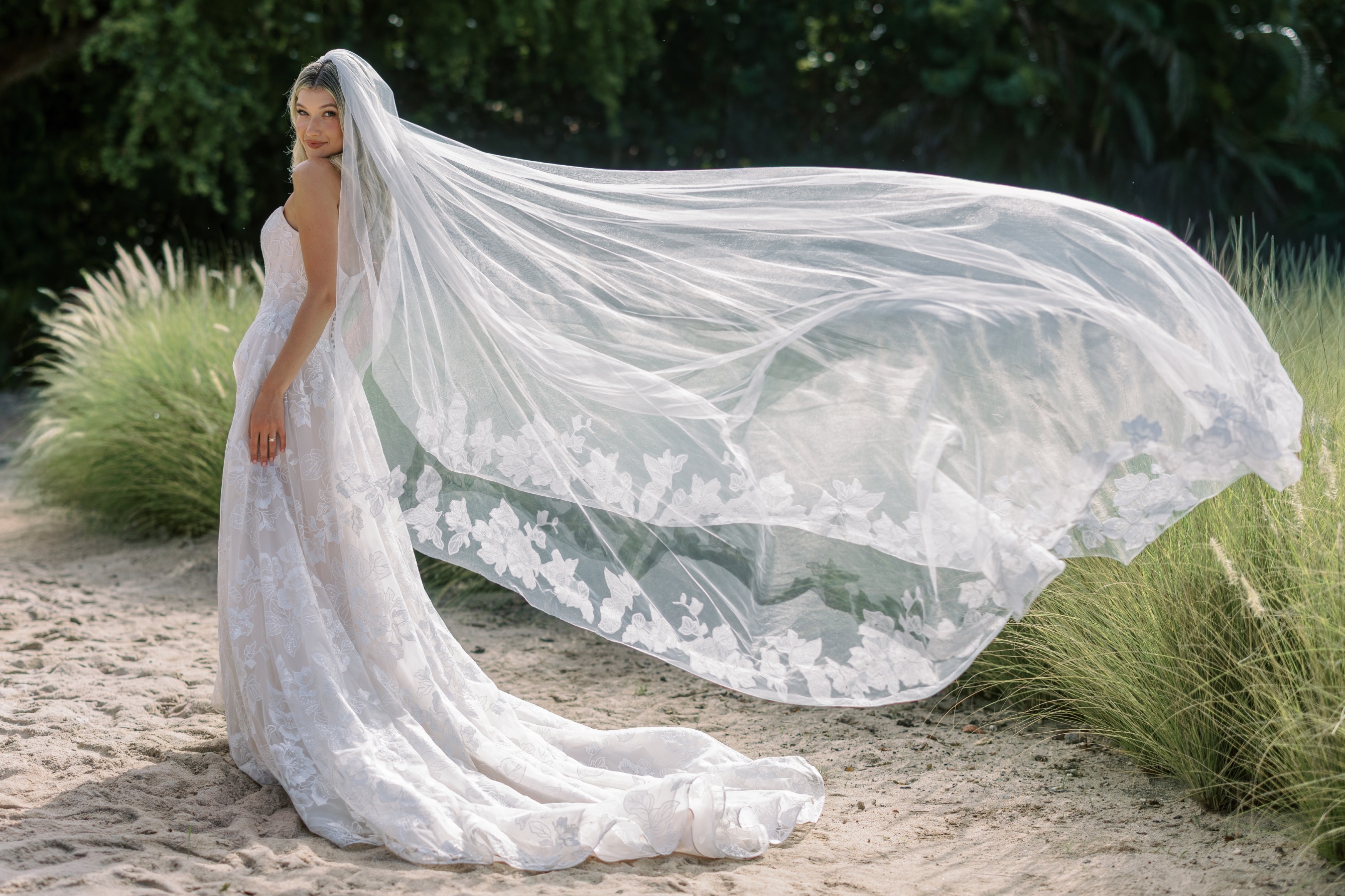Tabby Veil 17907 | Bridal Accessories | Locket