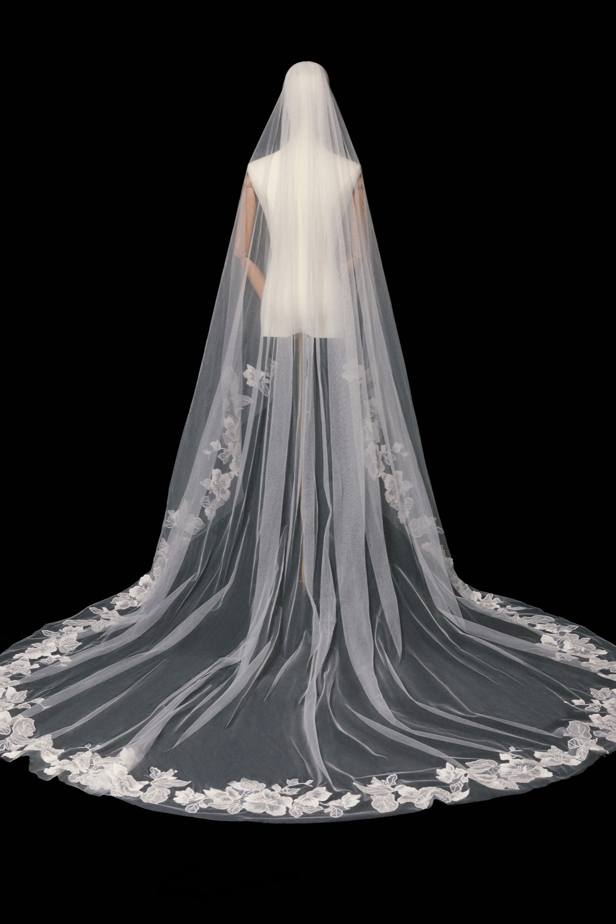 Tabby Veil 17907 | Bridal Accessories | Locket