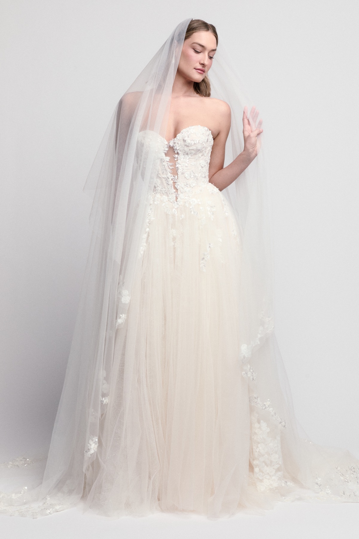 Perley Veil 17936 | Bridal Accessories | Locket