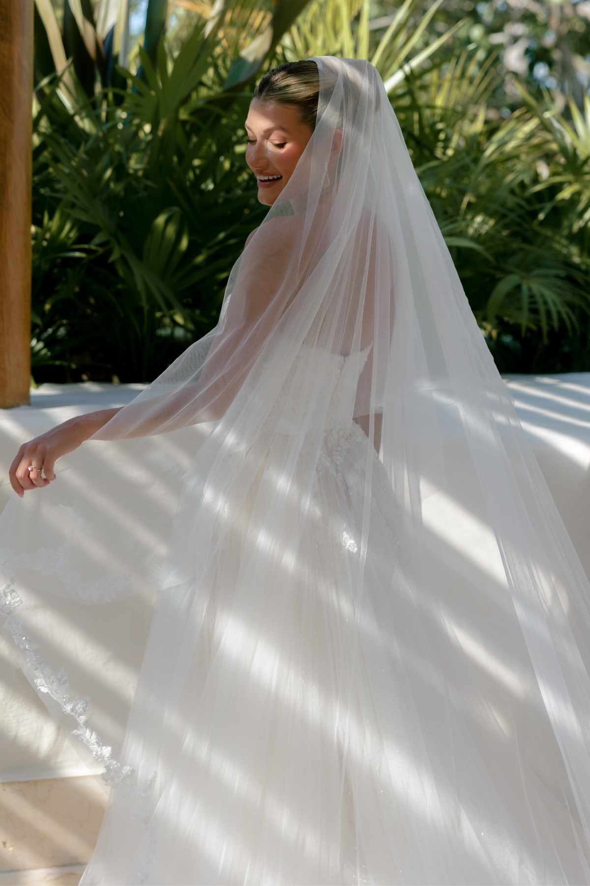 Perley Veil 17936 | Bridal Accessories | Locket