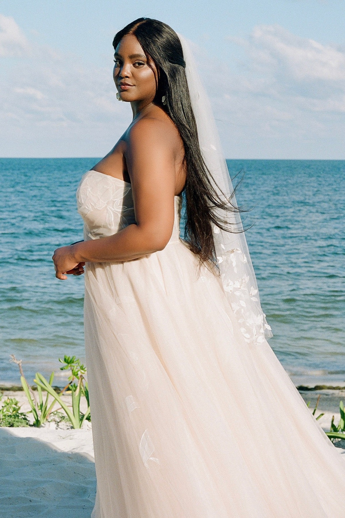 Leelee 18602 | Locket Brides | Locket