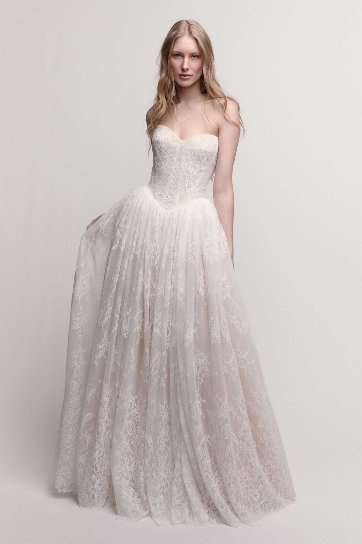 ヴィーヴィ・ケンパイネンのピエゾグラフ Hazel 56153P | Willowby Brides | Willowby